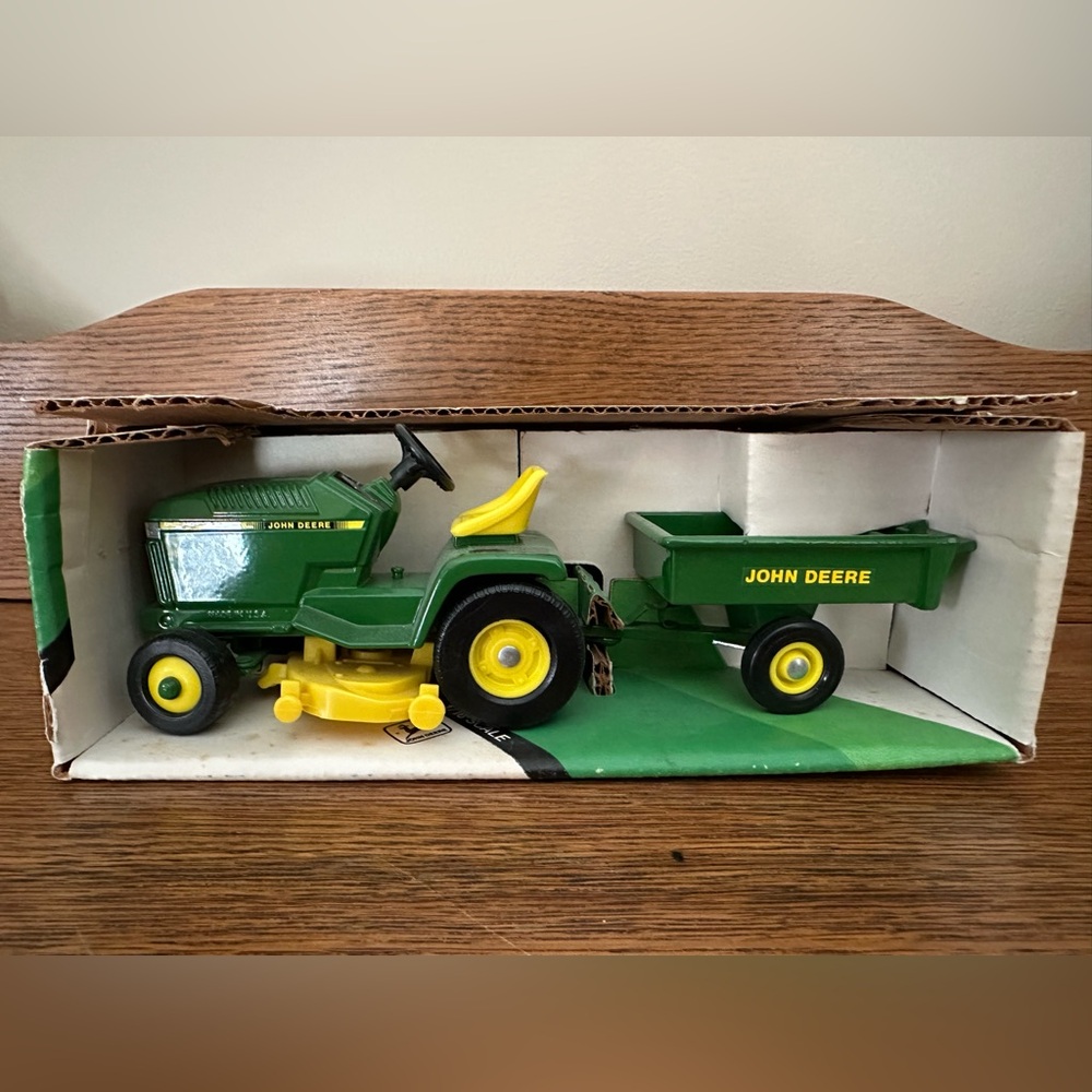 New 1988 1/16 ERTL DieCast John Deere Lawn & Garden Trailer w/ Dump Cart